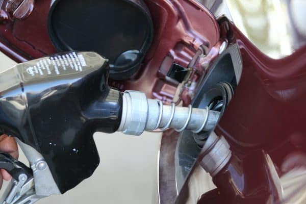 10 tips for å spare drivstoff mens du kjører